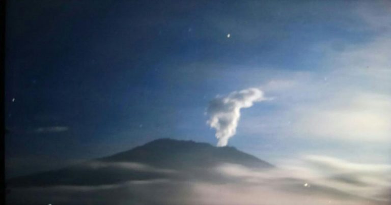 Asap Putih Misterius Keluar dari Gunung Agung yang Tak Berarti Sudah Meletus