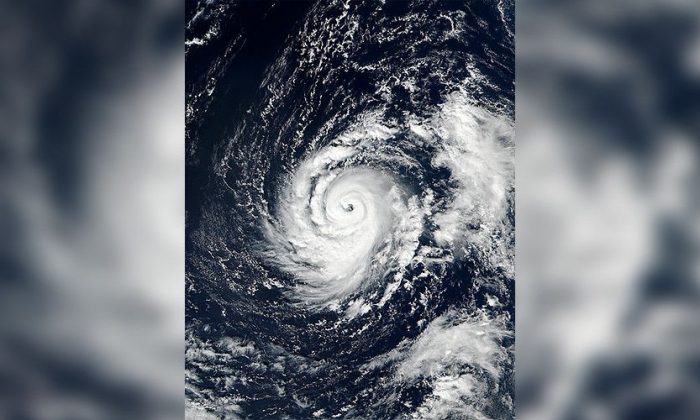 Badai Ophelia Ancam Sapu Irlandia Terparah Dalam 50 Tahun