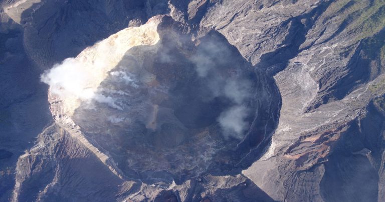 Tim Drone UGM-BNPB Berhasil Potret 400 Foto Puncak Kawah Gunung Agung