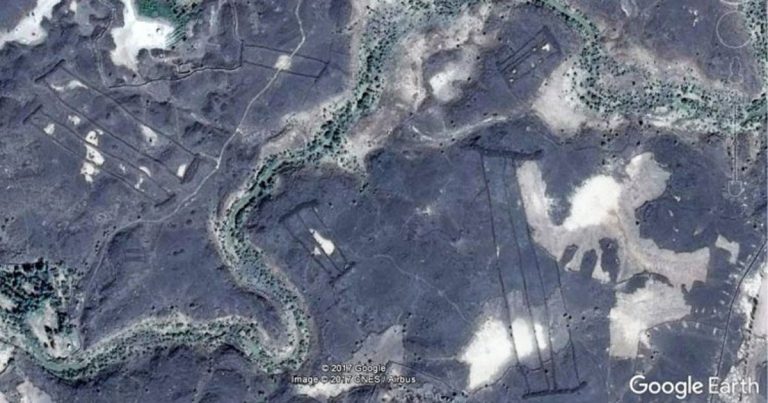 Ditemukan 400 Bangunan Batu Kuno dengan Gerbang Misterius Melalui Google Earth
