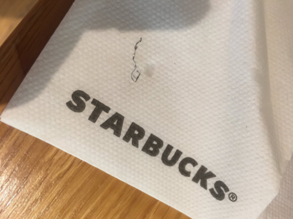 Seorang Perempuan Nyaris Tersedak Kawat Logam Ketika Minum Starbucks