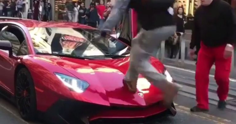 Pria Ini Melompati dan Menginjak Mobil Lamborghini Aventador SV untuk Bersenang-senang