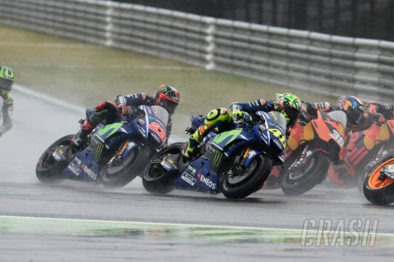 Hajar Gas Dibawah Guyuran Hujan Pebalap MotoGP Tak Sadar Terbang Melayang Terjengkang