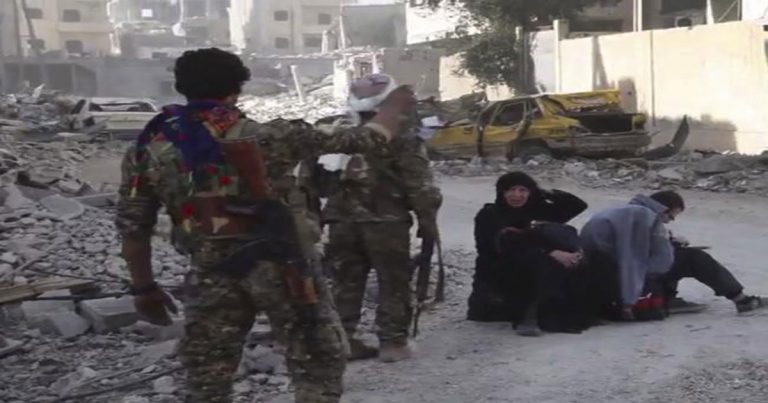 Ketika ‘Runtuhnya’ Kekhalifahan ISIS yang Dibombardir, 100an Militan Menyerah dan Dipaksa Keluar dari Raqqa