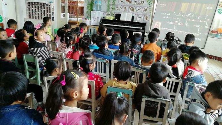 Tidak Ketinggalan, Anak-Anak Pun Dipaksa Nonton Siaran Kongres Nasional Partai Komunis Tiongkok