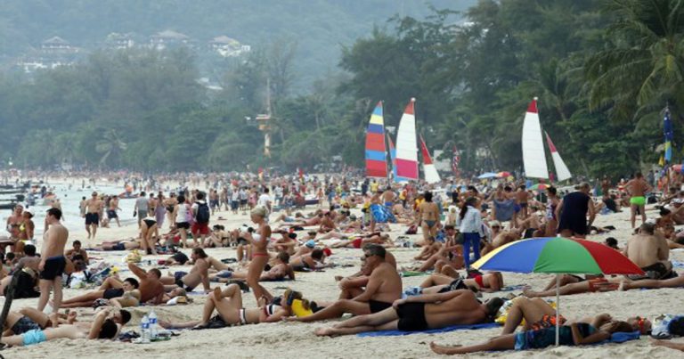 Gara-gara Ratusan Ribu Puntung Rokok Berserakan, Thailand Akan Berlakukan Larangan Merokok di Pantai