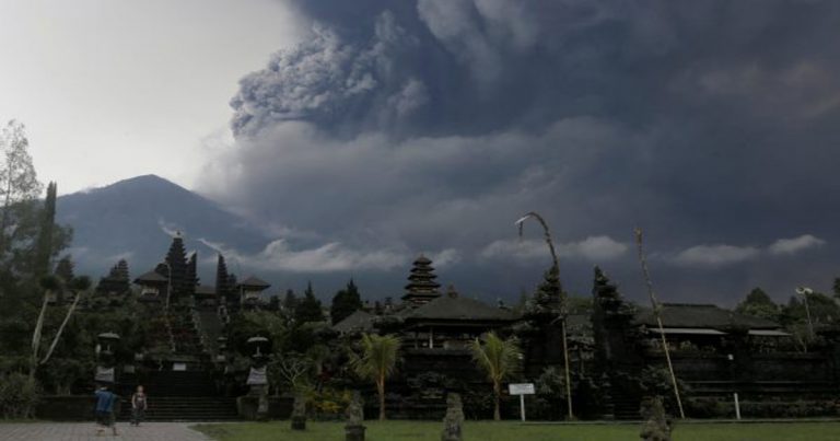 Suara Dentuman Gunung Agung Terdengar Hingga 12 KM dan Erupsi Meningkat, Status Dinaikkan Menjadi Awas