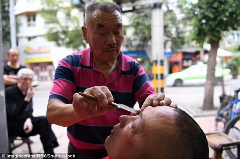 ‘Cukur Bola Mata’ Adalah Perawatan Tradisional dan Populer Di Chengdu, Tiongkok