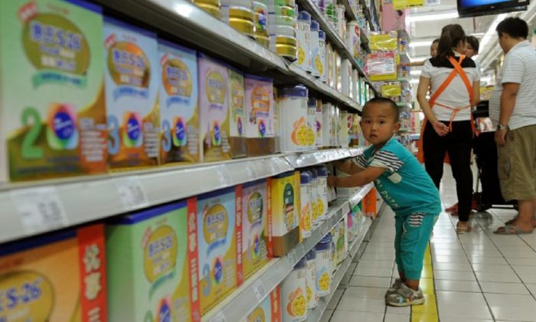 Di Tiongkok, Masalah Sosial Membuat Orangtua Harus Berjuang Mati-matian demi Susu Formula dan Biaya Sekolah