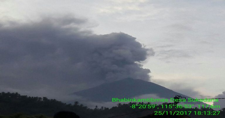 Gunung Agung Terus Erupsi, Ketinggian Letusan Abu Mencapai 3.000 Meter