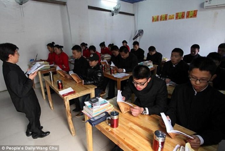 Kamp Detoksifikasi Penyembuhan ‘Kecanduan’ Internet Tiongkok Melakukan Kekejaman Pada Para Peserta Remaja