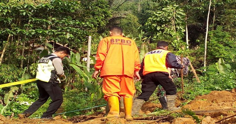 Sekeluarga Meninggal Dunia Tertimbun Tanah Longsor, Sang Ibu Ditemukan Sedang Memeluk Anaknya