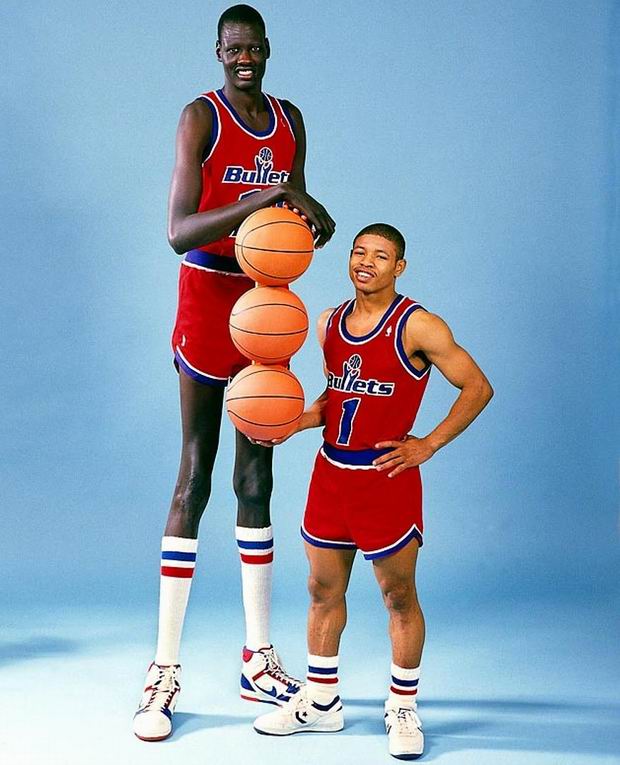 Umur Mantan Pemain Tertinggi NBA Manute Bol Dipalsukan oleh Pelatih