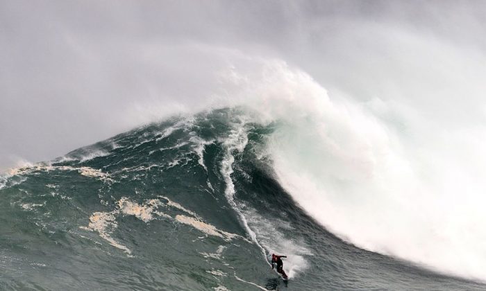 Surfer Ini Siap Kembali Tunggangi Ombak Setinggi Puluhan Meter Yang Mematahkan Tulang Belakangnya