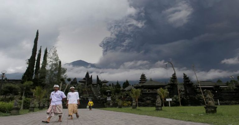 Badan Geologi Turunkan Radius Bahaya Gunung Agung Menjadi 6 KM