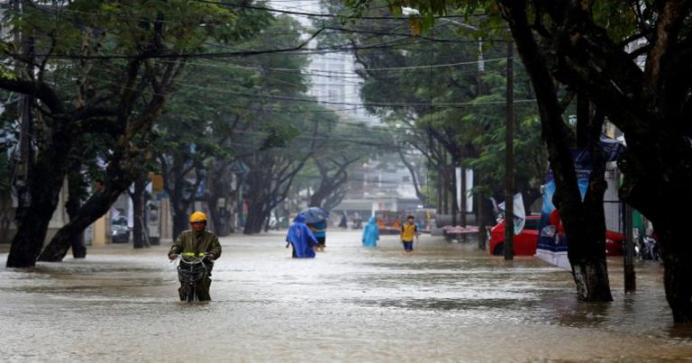 Setidaknya 50 Orang Tewas Akibat Badai Topan Damrey yang Melanda  Vietnam Saat Akhir Pekan