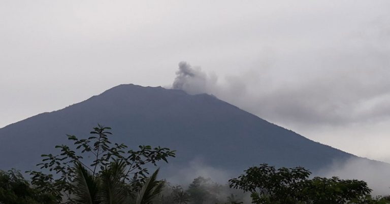 Gunung Agung Meletus, Muntahkan Asap Kelabu Setinggi 700 Meter