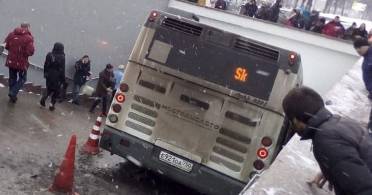 Bus Nyelonong ke Stasiun Kereta Bawah Tanah Tewaskan Empat Orang di Moscow