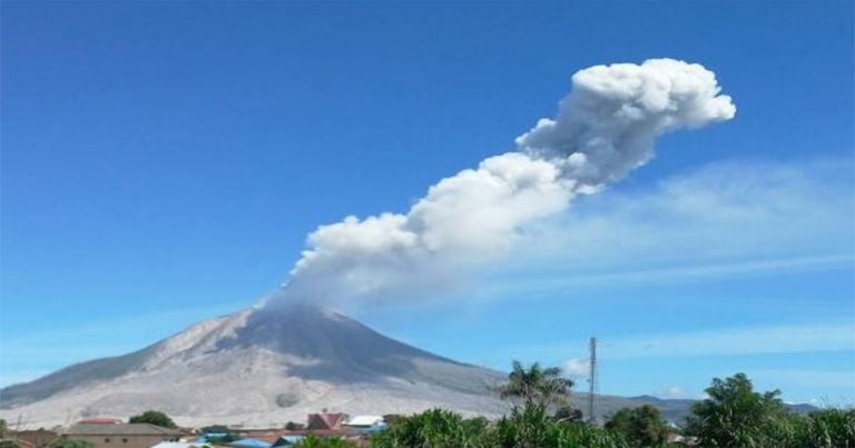 Sehari Gunung Sinabung 3 Kali Erupsi dan 55 Gempa Guguran, Waspada Lahar Dingin