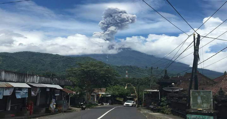 Gunung Agung Kembali Erupsi, Letuskan Asap Setinggi 2.500 Meter