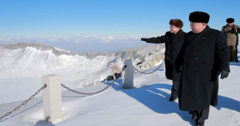 Kim Jong Un Merilis Foto Propaganda Aneh Mendaki ‘Gunung Suci’ Mampu Kendalikan Cuaca