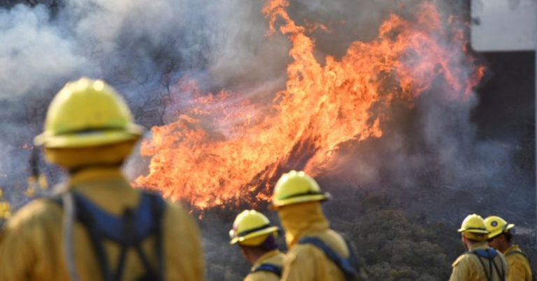 Petugas Berlomba dengan Angin Kencang Hadapi Kebakaran Hutan California