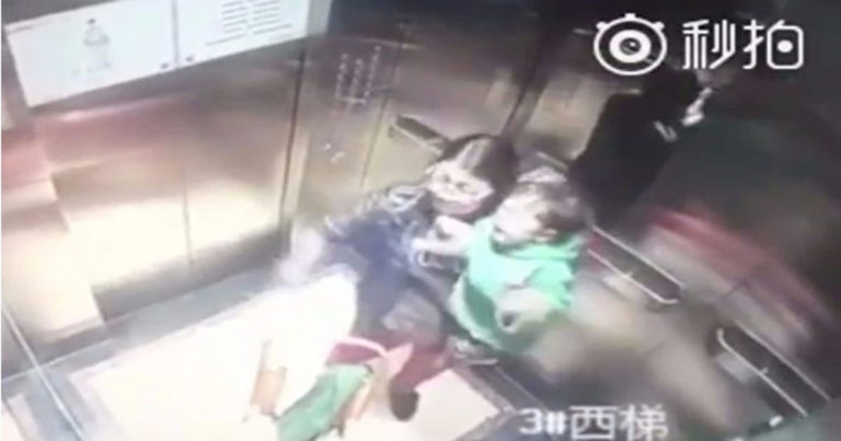 Pengasuh Sadis di Zhengzhou, Tiongkok Menyiksa Anak Asuhannya dalam Lift