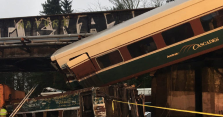 Kereta Kecepatan Tinggi Amtrak dengan Puluhan Penumpang Ambrol dari Jembatan