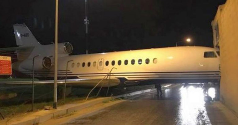 Pesawat Parkir di Runway Hajar Bangunan Bandara Malta Akibat Angin Kencang