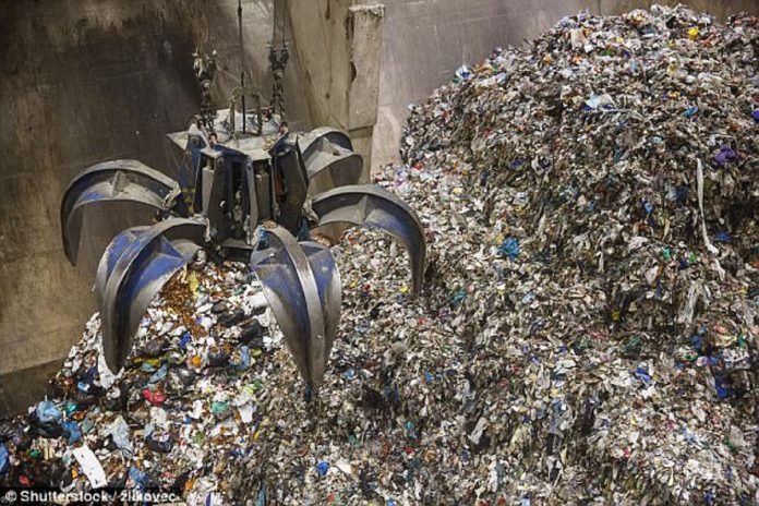 limbah plastik mengancam lingkungan
