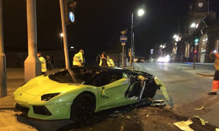 Lamborghini Seharga Lima Miliar Hancur Dihajar Bus