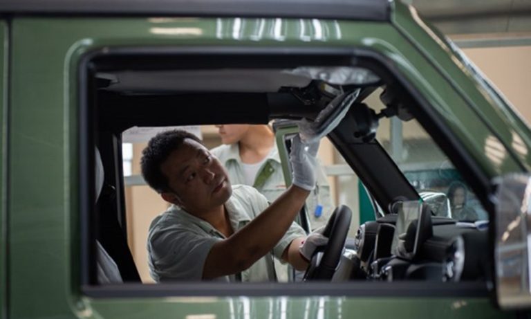 Penjualan Mobil Tiongkok Turun untuk Pertama Kalinya dalam 2 Dekade Lebih
