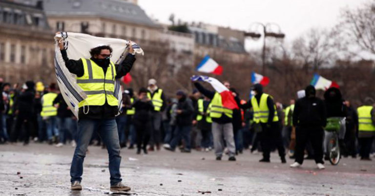 Demo Rompi Kuning Prancis Dibubarkan dengan Water Cannon dan Gas Air Mata