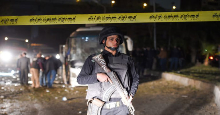 Militer Mesir Menembak Mati 40 Tersangka Teroris Setelah Bus Wisatawan Diserang Bom