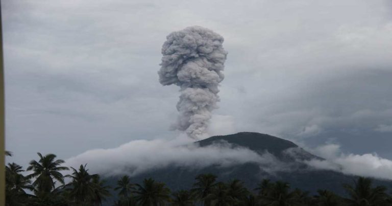 Gunung Ibu di Maluku Utara Meletus, Status Tetap Waspada