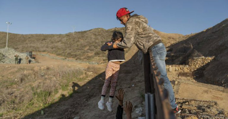 Amerika Kembalikan Puluhan Imigran Gelap Pencari Suaka ke Meksiko