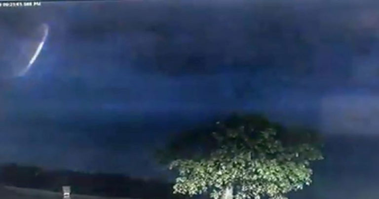 Benda Mirip UFO Muncul Ketika Polisi Australia Berbagi Video Badai Petir