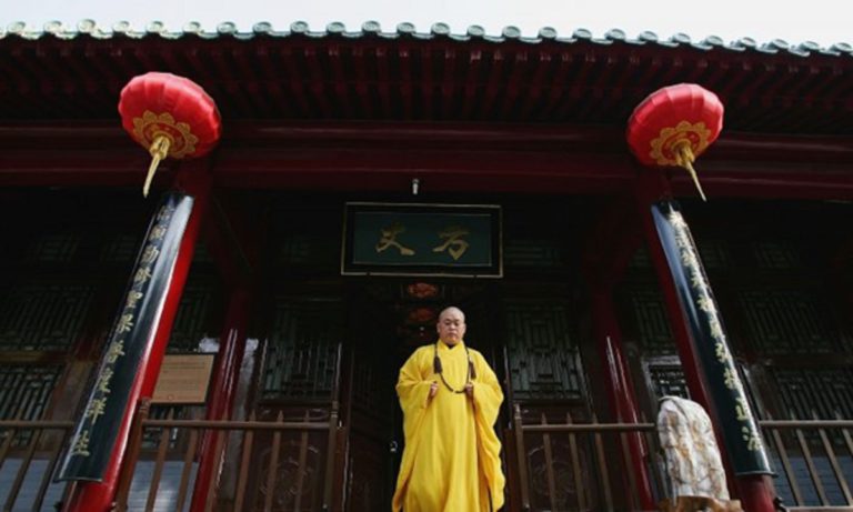 Biksu-biksu Tiongkok Menjadi “Sugar Baby” untuk Wanita Kaya