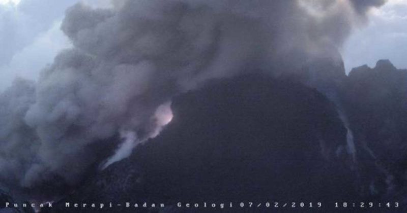 Gunung Merapi Luncurkan Awan Panas, Aktivitas Masyarakat Wilayah Dalam ...