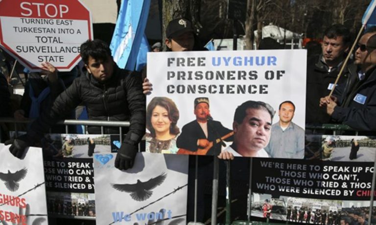 Warga Uighur Minta Tiongkok Memposting Video Keluarga Mereka yang Hilang