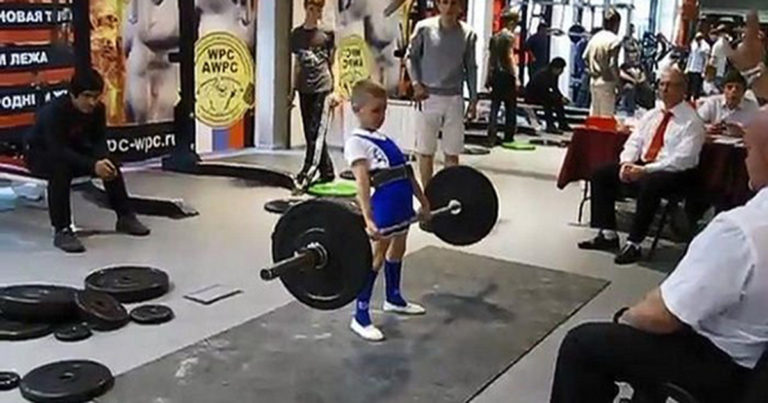 Bocah 11 Tahun Dijuluki Anak Terkuat di Rusia Setelah Berhasil Mengangkat Beban Seberat 100 Kilogram