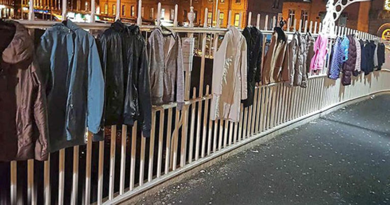 Jalan-jalan Dipenuhi dengan Mantel dan Mereka Protes Ketika Polisi Mencoba Menyingkirkannya
