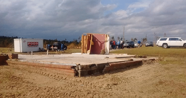 Satu Keluarga Selamat dari Tornado yang Kuat Setelah Bersembunyi di Bilik Tempat Neneknya Berdoa