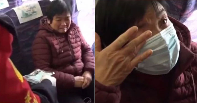 Wanita Menangis Saat di Kereta Api Karena Tidak Bisa Membeli Masker, Konduktor Menghiburnya dan Memberinya Satu