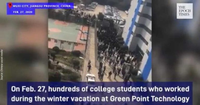 Polisi Memukuli Mahasiswa Pengunjuk Rasa yang Menuntut Upah di Wuxi, Jiangsu, Tiongkok