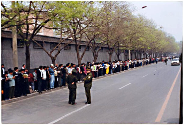25 April 1999 di Mata Seorang Warga Asal Beijing