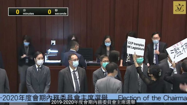 Anggota Parlemen Hong Kong Bentrok Karena Kubu Pro-Komunis Tiongkok Mengacuhkan Proses untuk Memilih Komite Setelah Deadlock Selama 6 Bulan