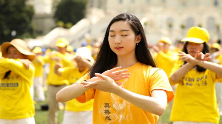 Saat Sejumlah Pejabat Tinggi Merayakan Hari Ketangguhan Kelompok Spiritual yang Dianiaya di Tiongkok