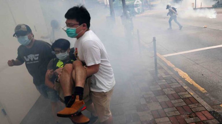 Demonstran Hong Kong Dihujani Tembakan Gas Air Mata Saat Menentang RUU Keamanan Nasional Komunis Tiongkok