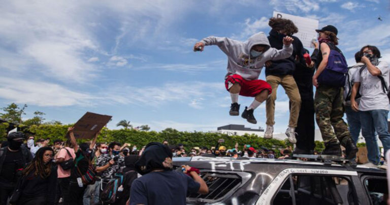 Antifa, Kelompok Kiri Jauh Lainnya Mengeksploitasi Unjuk Rasa untuk ‘Revolusi’